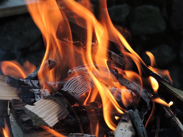 hořící dřevo
