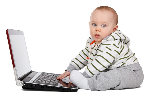 malé dítě u počítače