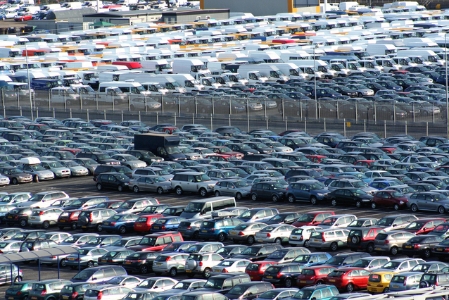 parkoviště plné automobilů, osobních vozidel, dodávkových a užitkových vozů