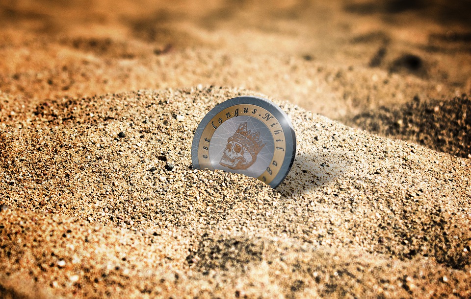 mince v písku